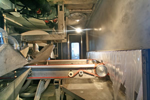 Conveying system of drying section Bend-glass-washing-machine-conveyor-transports-curve-glass-steadily-in-between-air-knives.jpg